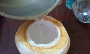 Nước dừa đun sôi rồi đổ trực tiếp vào quả cho thơm ngon