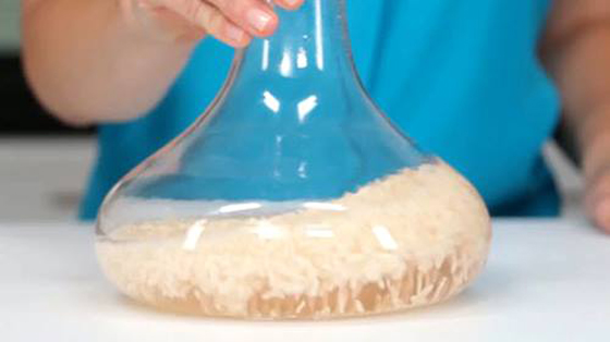 Sử dụng gạo dễ dàng làm sạch vết bẩn của bình lọ thủy tinh